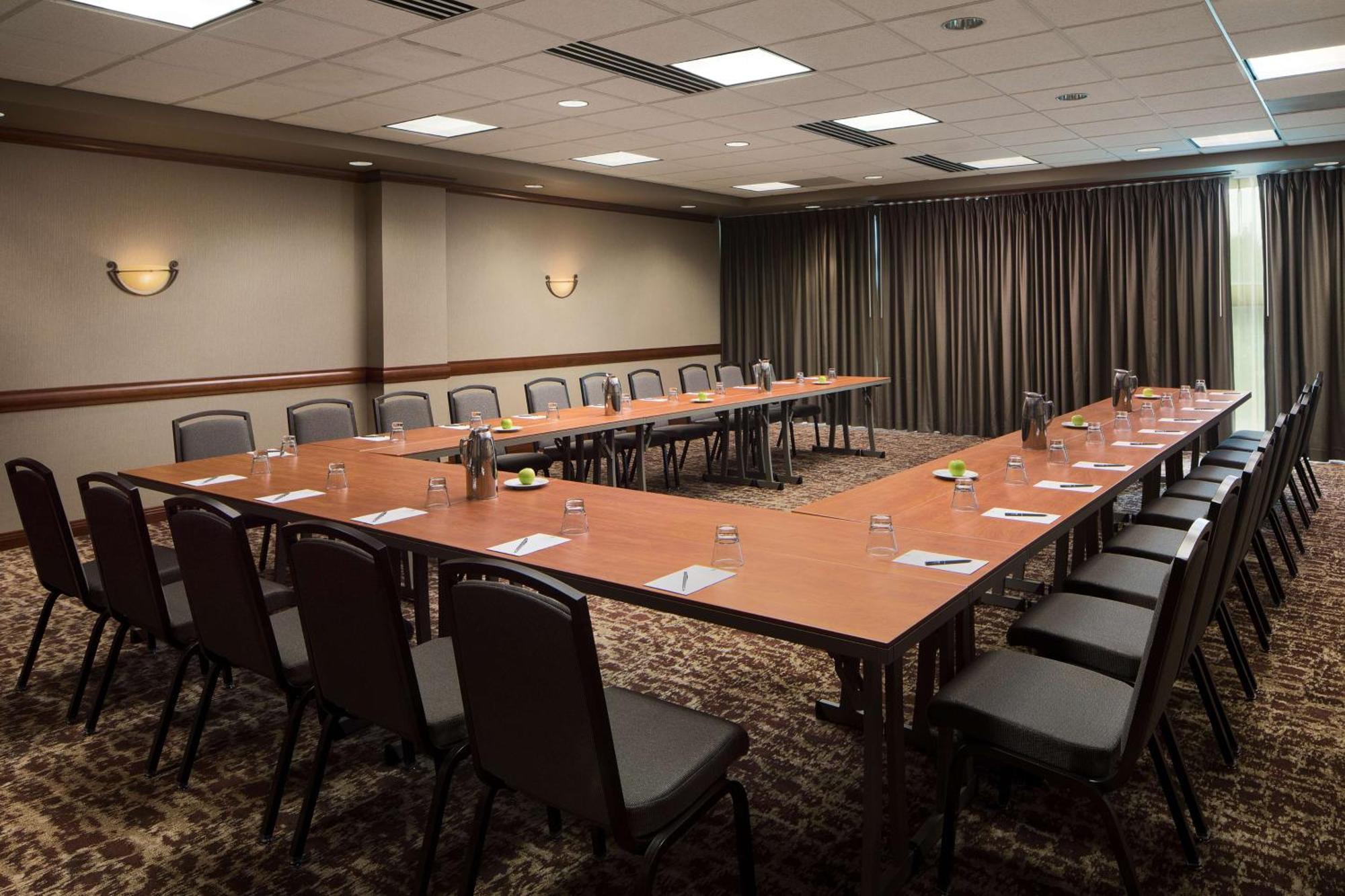Hotel Embassy By Hilton Dallas & Convention Center